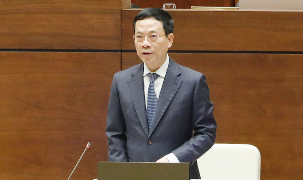 Bộ trưởng Bộ Thông tin và Truyền thông Nguyễn Mạnh Hùng trả lời chất vấn của đại biểu Quốc hội - Ảnh: Hồ Long
